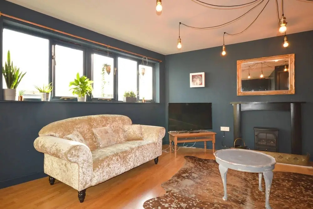 Contemporary 2 Bedroom Midland Mews Apartment