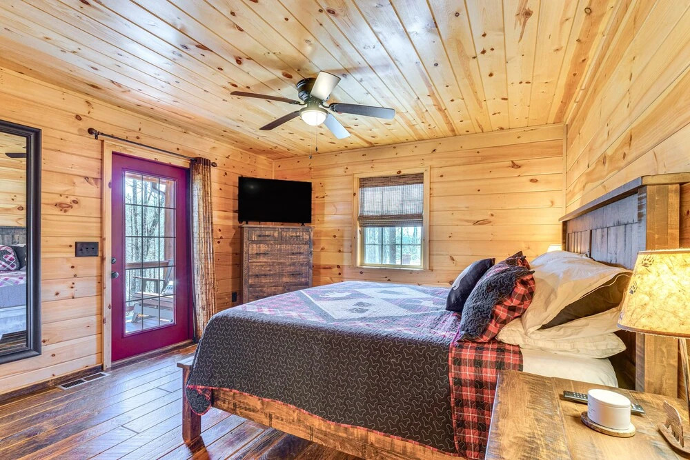 Hot Tub + Fire Pit: Dog-Friendly Cabin in Murphy