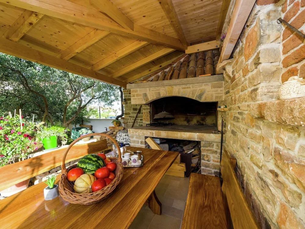 New Luxury Apartment With Nice Garden and Barbecue in a Quiet Area, Wifi