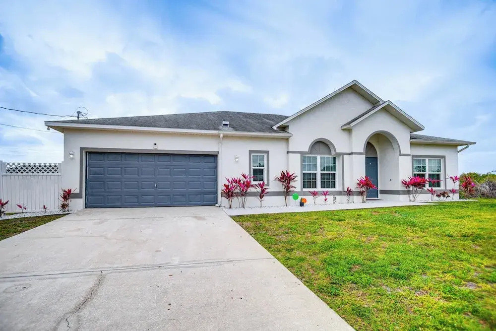 Lanai, Private Pool: Lehigh Acres Home