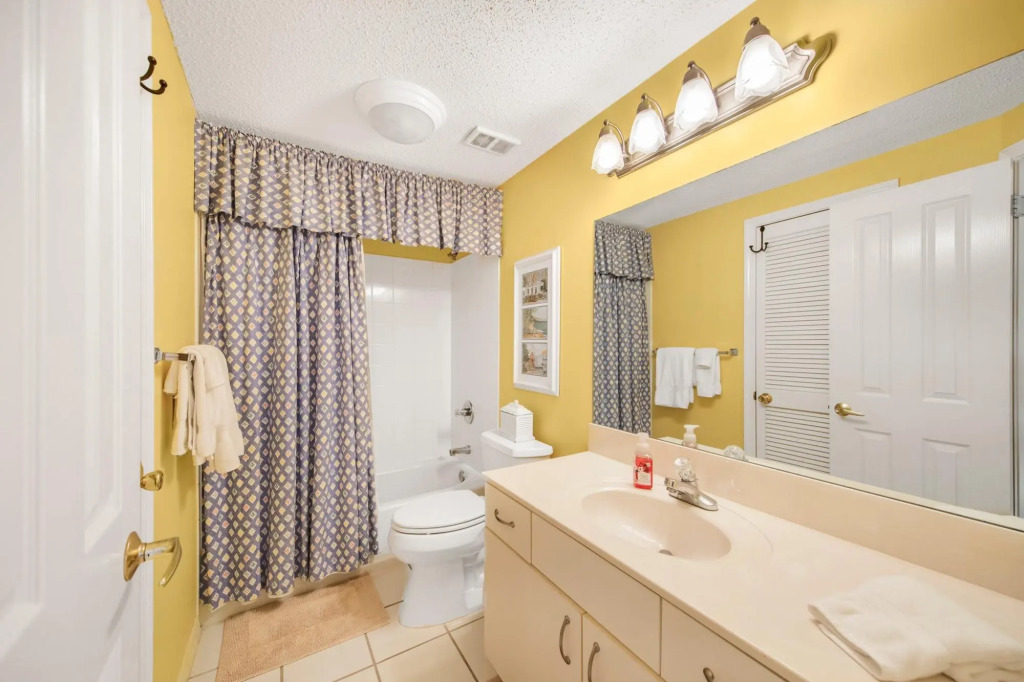 Beachfront condo with wraparound balcony & pools