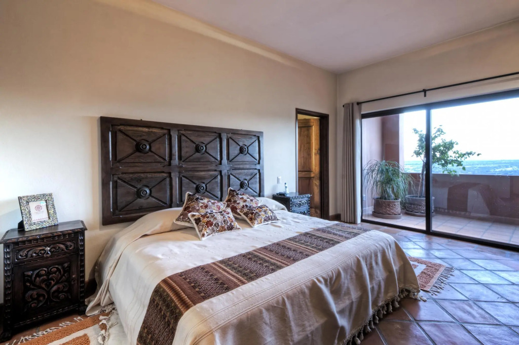 Villa Clara Luna 3 bedroom 3.5 bath Near Centro