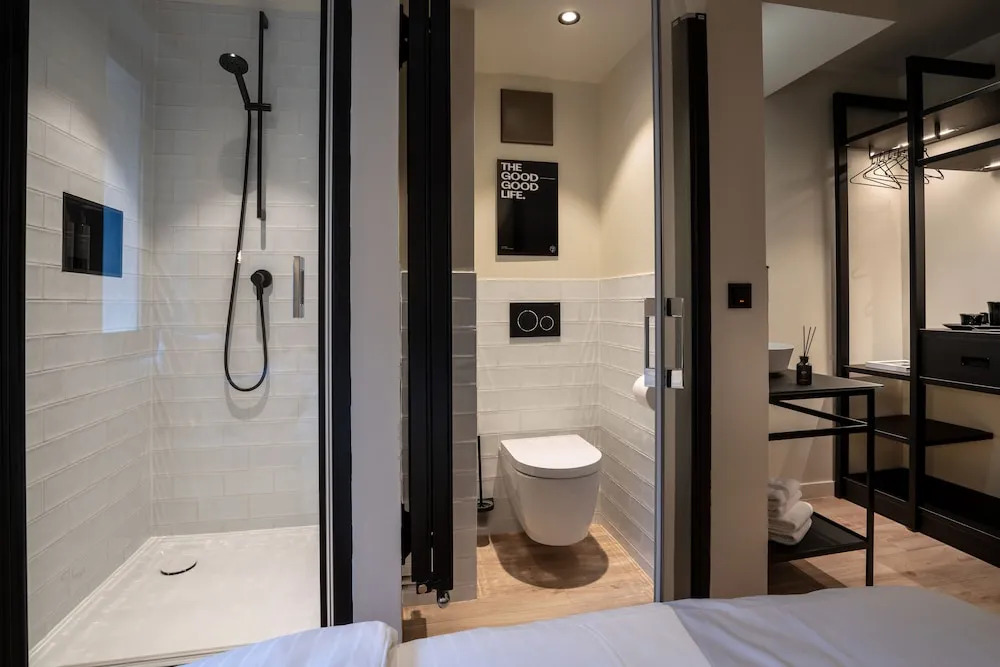 THE ADAMS - Self Check In Hotel