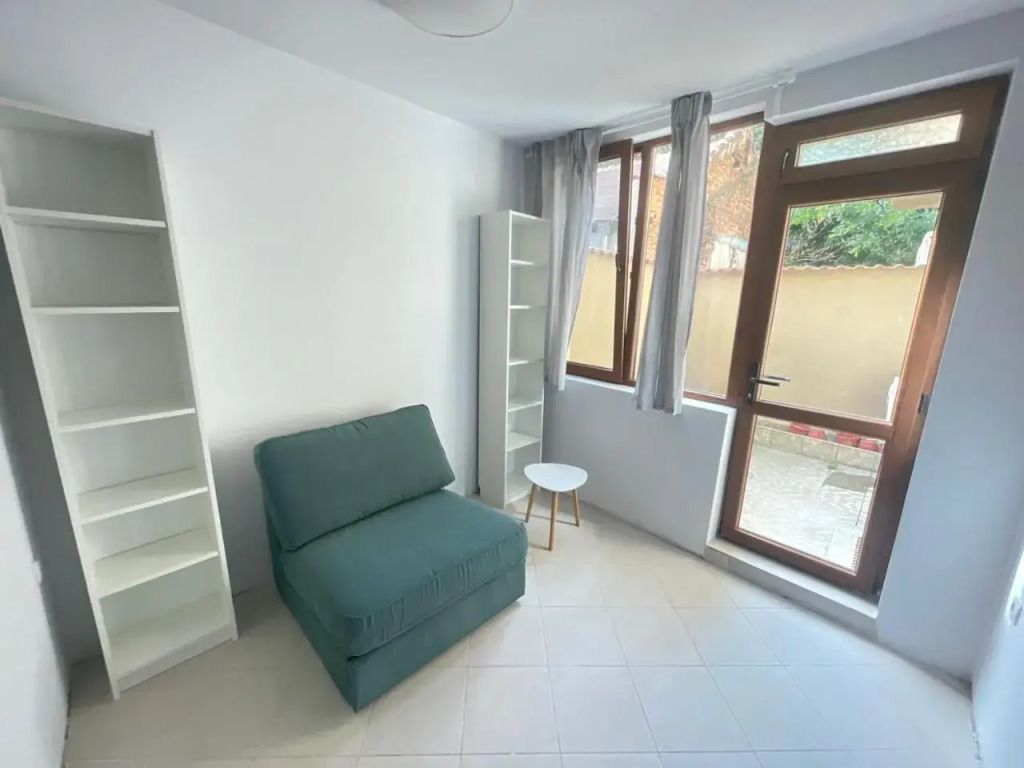 Top Center 2-BR Apartment with lovely Outdoor Area