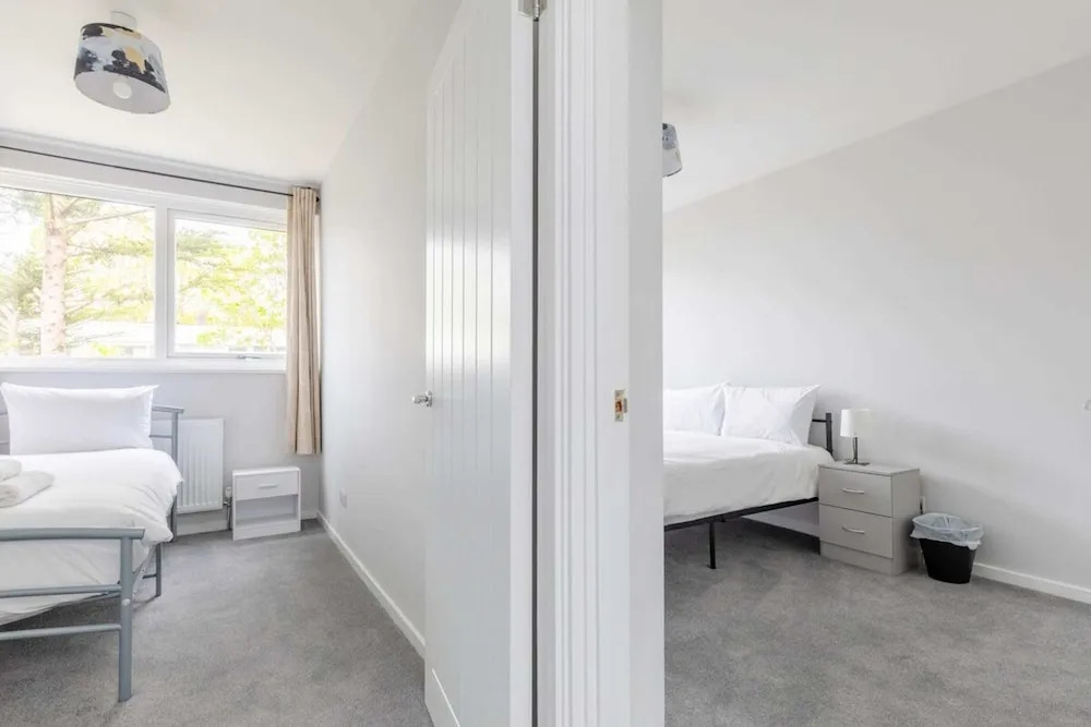 Newly Renovated 3BD Home, Islington!