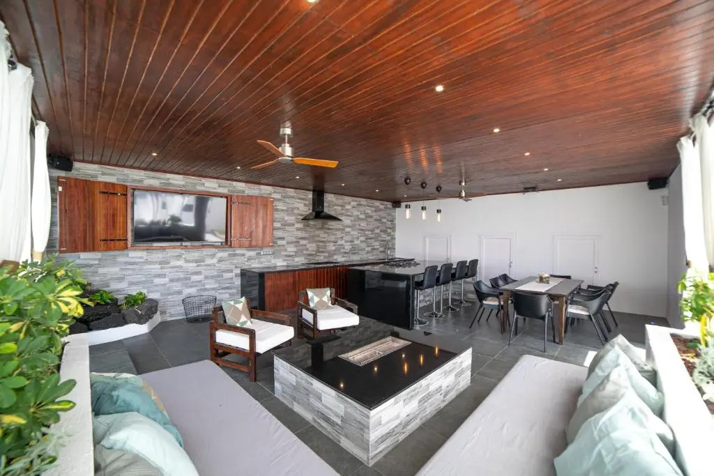 6 Bedroom Luxury Villa 300m from the water front