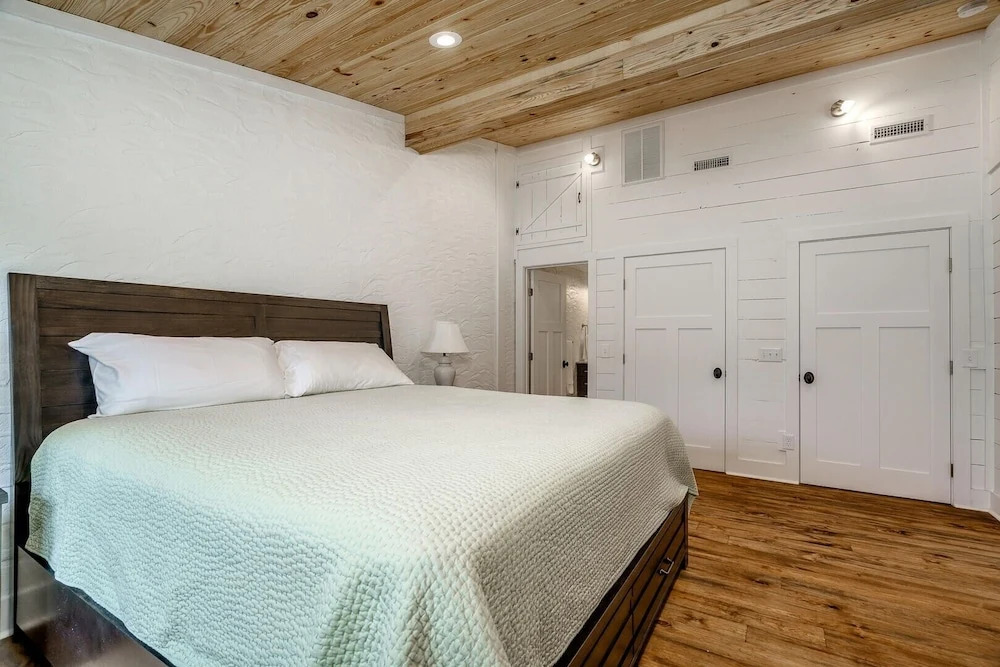 Oceans 6 4 Bedroom Condo by RedAwning