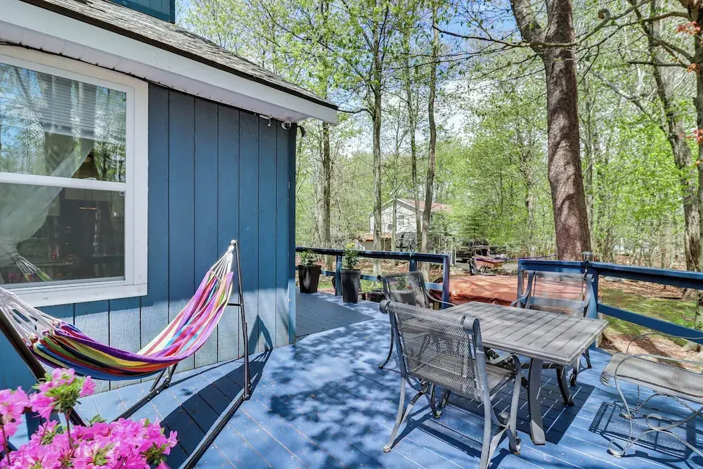 Hot Tub & Lake Beach Access: Tobyhanna Retreat!