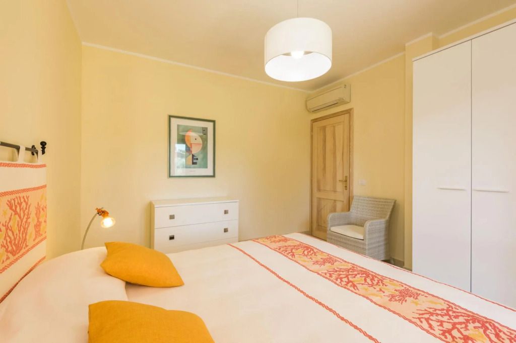 It consists of 4 bedrooms (1 double and one with twin beds, 1 double with also a single bed, one dou-PERLACEA 16