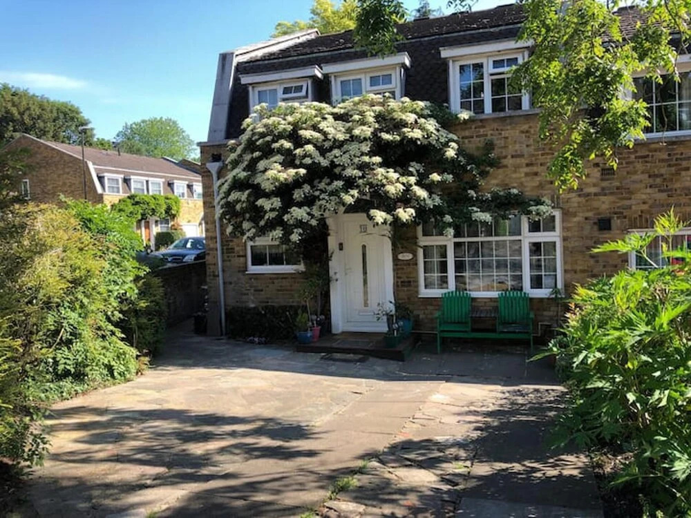 Inviting 5-bed House in London