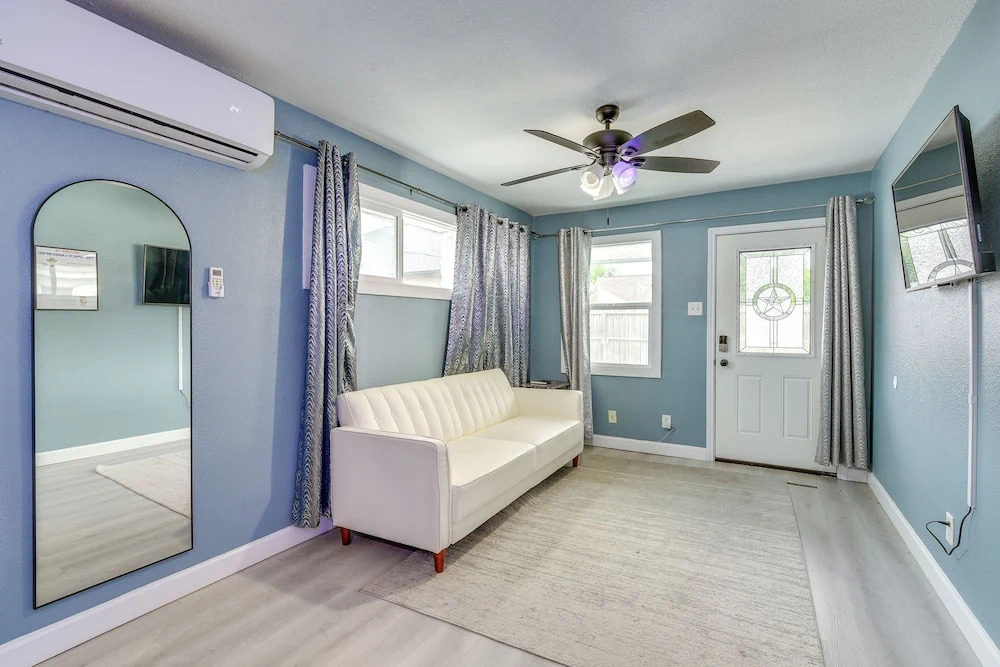 6 Mi to Med Center & NRG Stadium: Houston Home