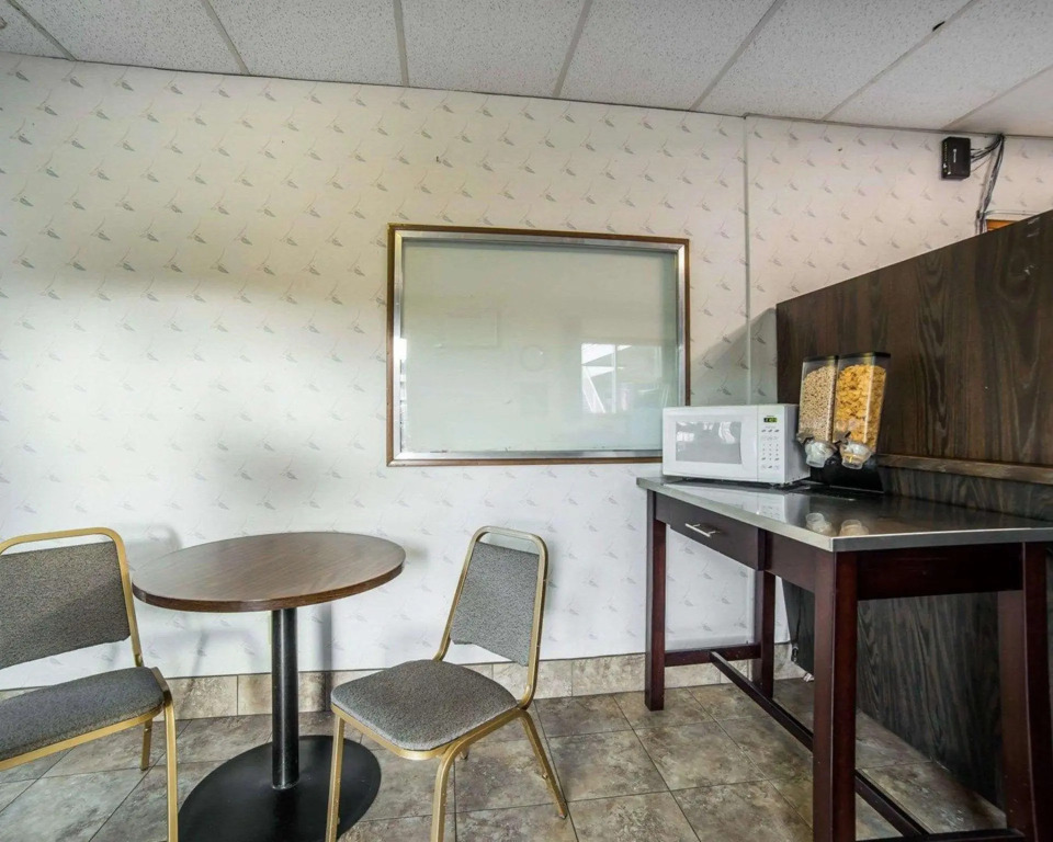 Rodeway Inn & Suites