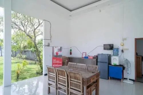 Reddoorz Plus Near Syamsudin Noor Airport