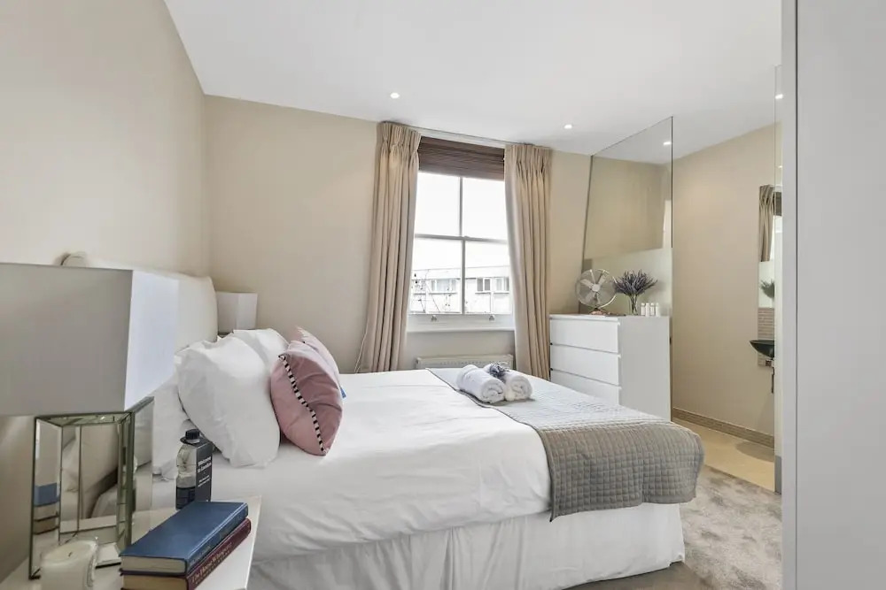Stylish Chiswick Park Apartment