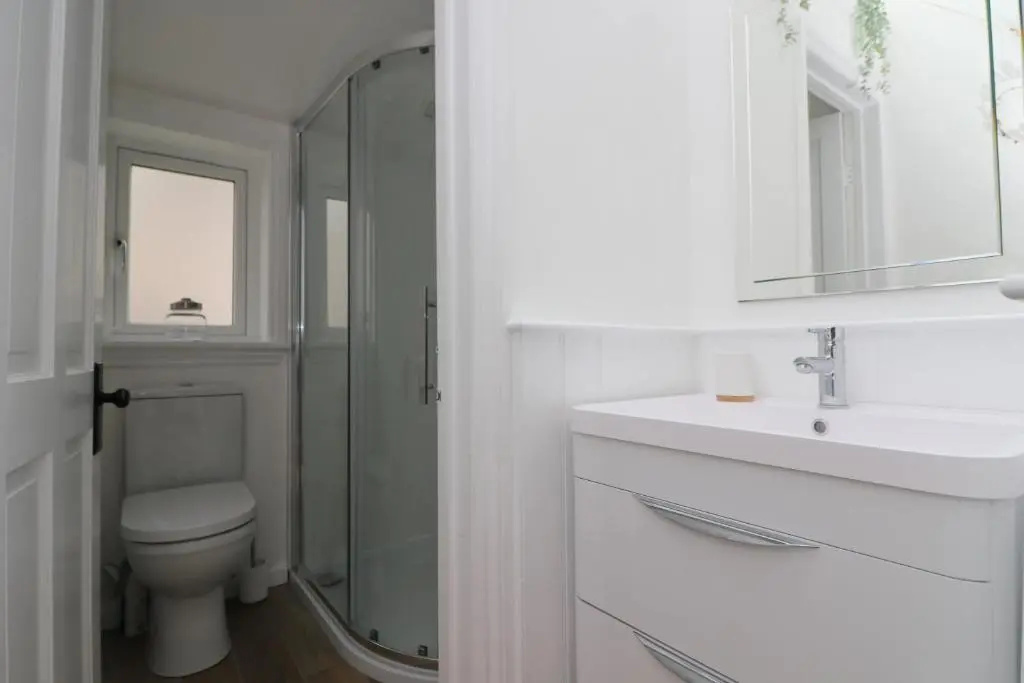 Spacious & modern beach house, 100m to beach