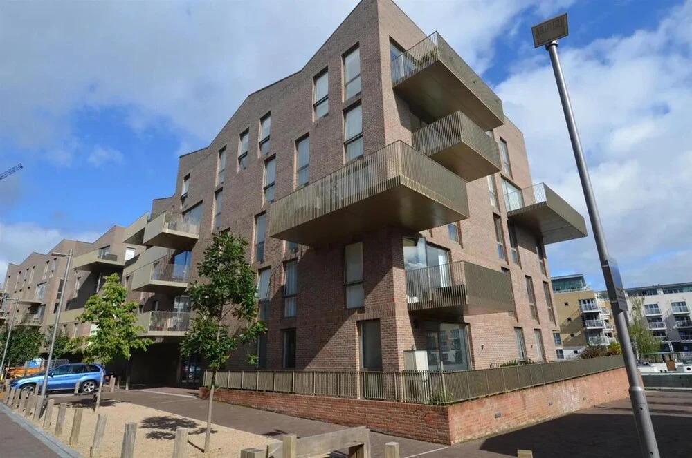 Luxury 3-bed Top Floor Penthouse in Brentford