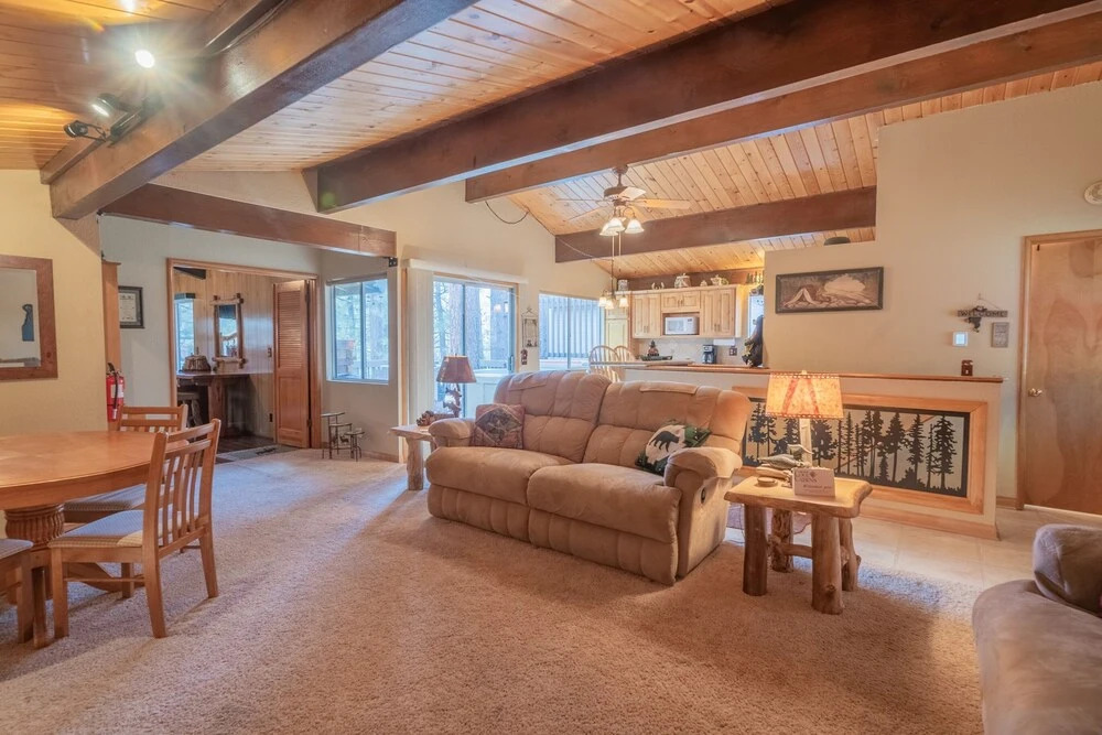 Moonridge Manor - Very Lovely Cabin In A Quiet Neighborhood With An Amazing Hot Tub! 4 Bedroom Home