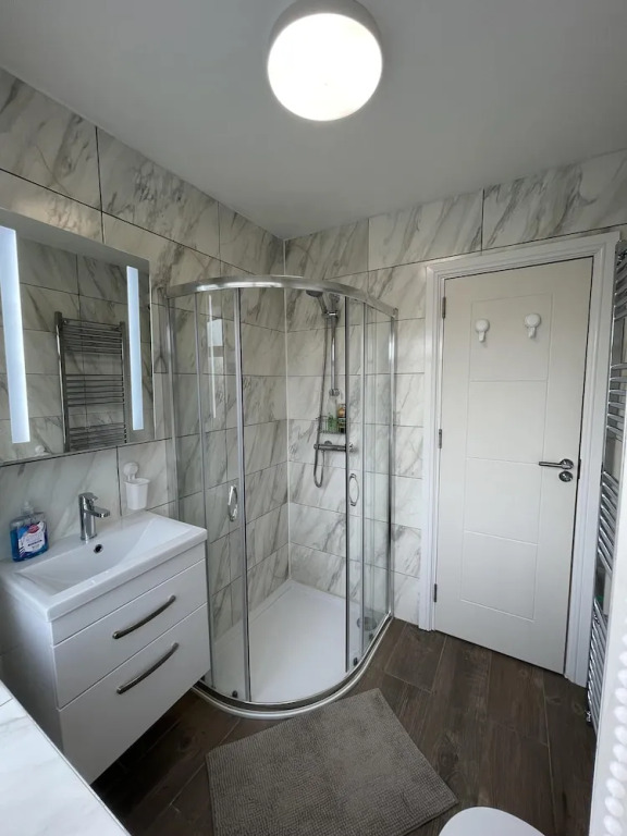 Spacious one Bedroom Apartment With Free Parking