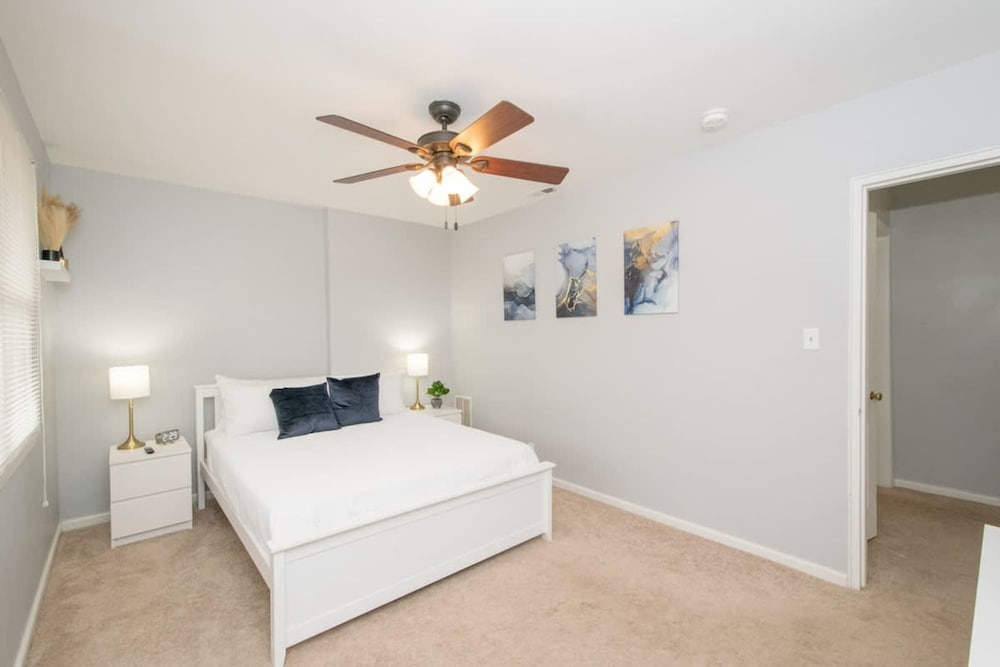 Walkable 2BR Condo Near Greenway Mission