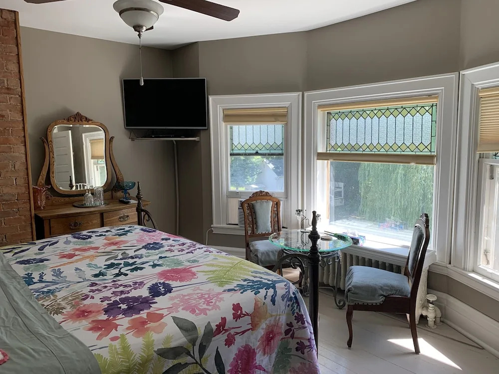 Green Oaks B&B