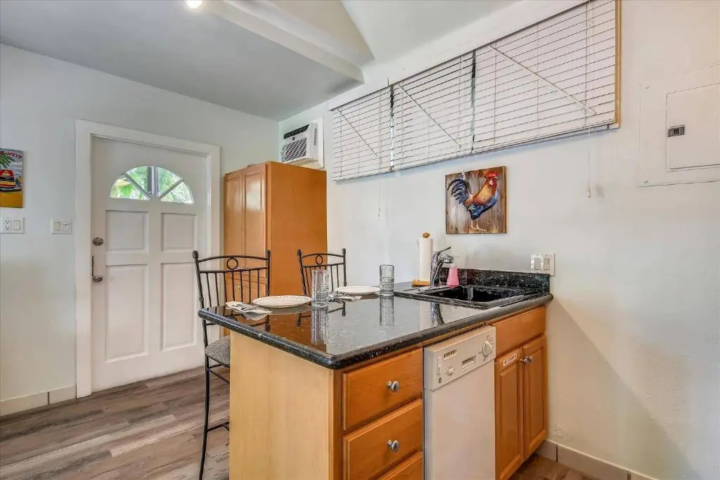 Ibis by Avantstay Close to Duval Street w/ Shared Pool Month Long Stays Only