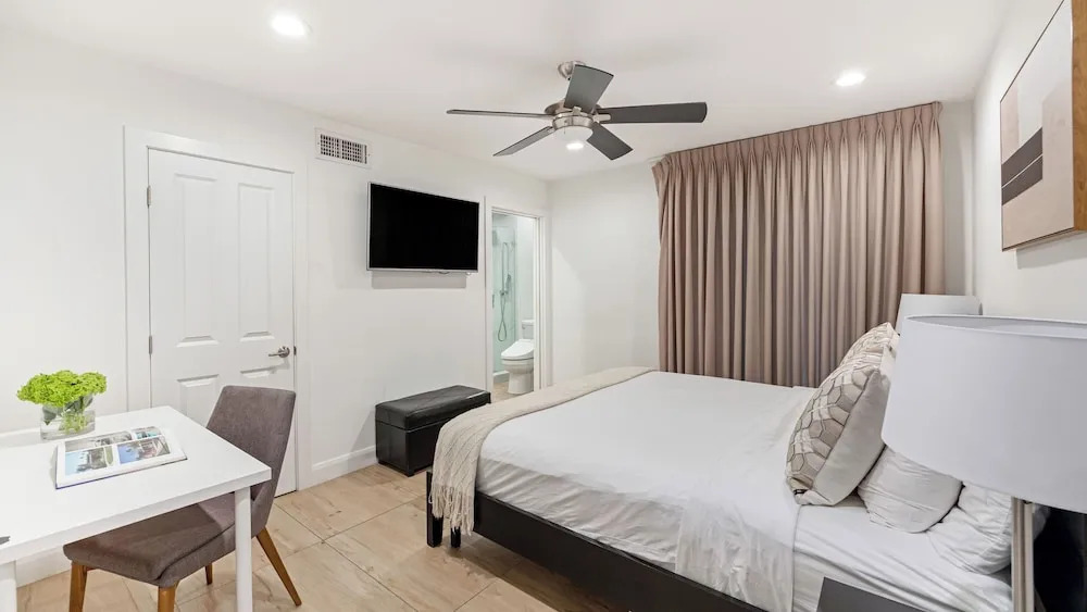 LA Hillside Retreat w/ Pool, Views, Fire Pit & Outdoor Lounging Casa Bellagio by Avantstay