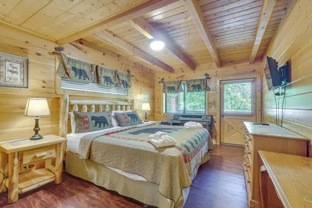 Sevierville Cabin w/ Hot Tub: 5 Mi to Pigeon Forge