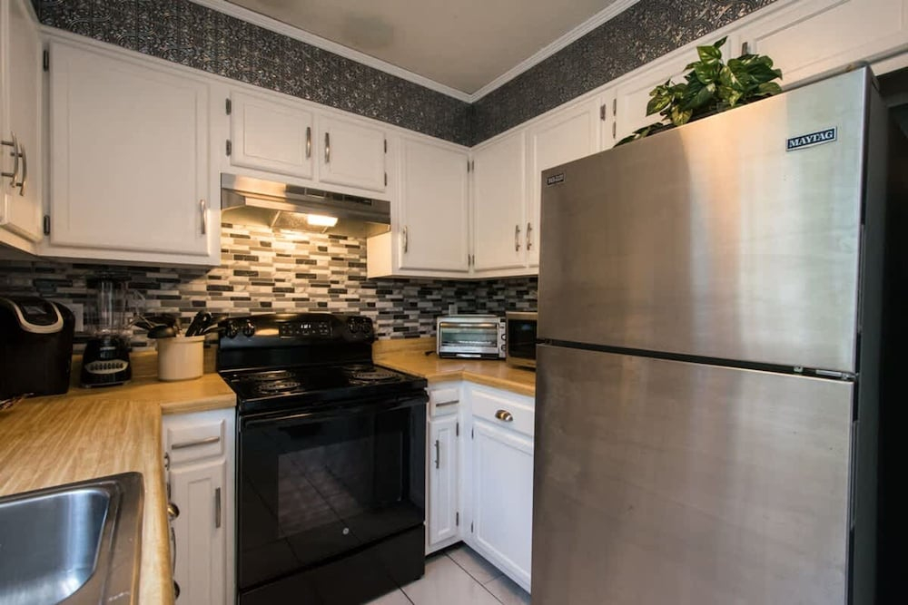 Charming 2BR Townhouse w Patio Walk to Main St