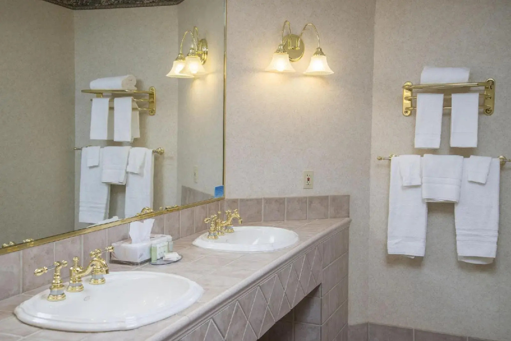 Carlton Lodge Hotel and Suites