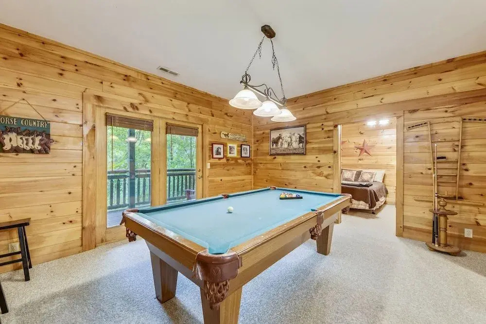 Horsin' Around 3 Bedroom Cabin by Redawning