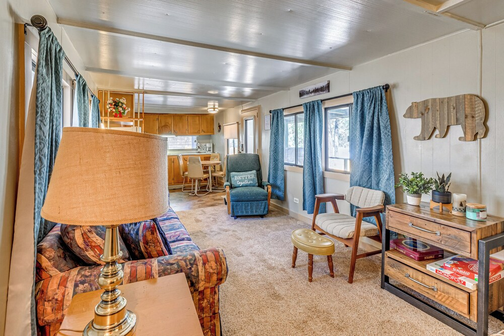 2 Mi to Midtown! All-season Base w/ Hot Tub Access