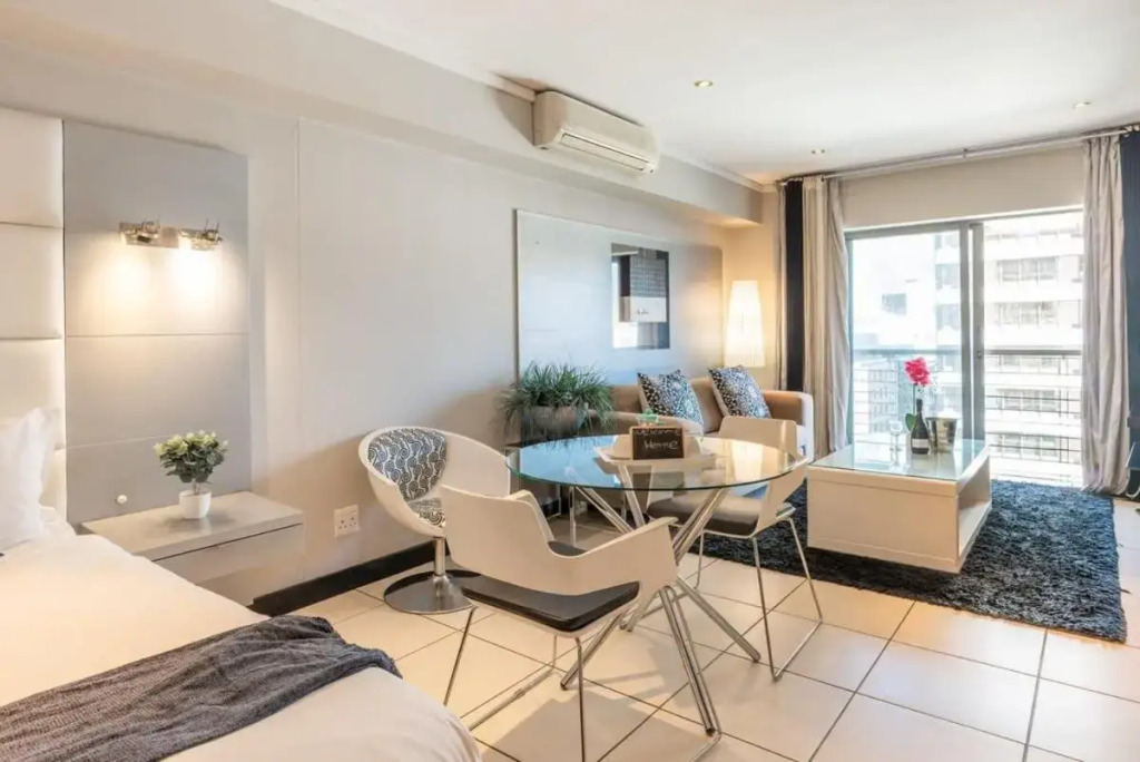 Studio with Fast WIFI in the Central Business District w Parking