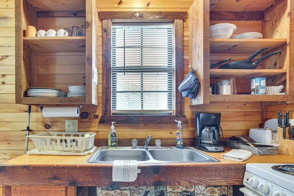 Cedar Falls Cabins #6: Hillside w/ Views!
