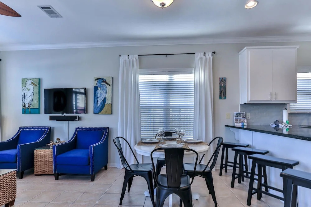 Ocean View Abode Luxurious 4bd, Walk to Beach!