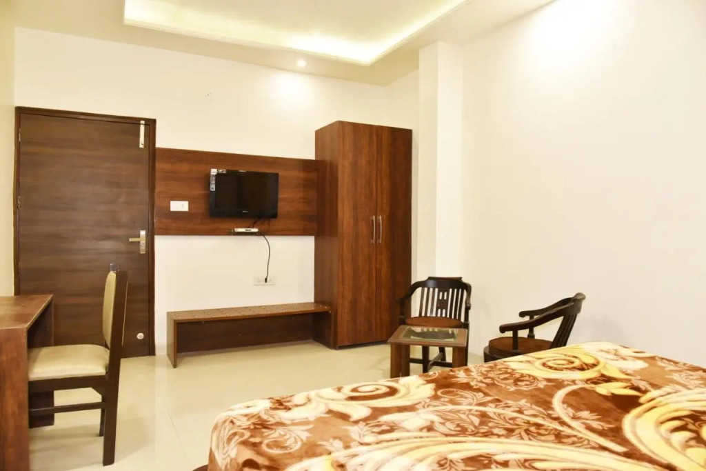 Hotel Hollywood Heights near Railway station