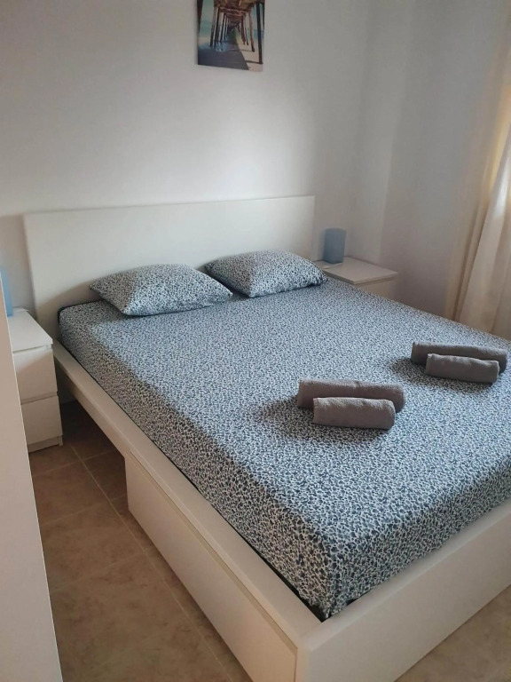 CASARES appart 2 ch dans parc tropical avec vue sur mer, montagne et piscine