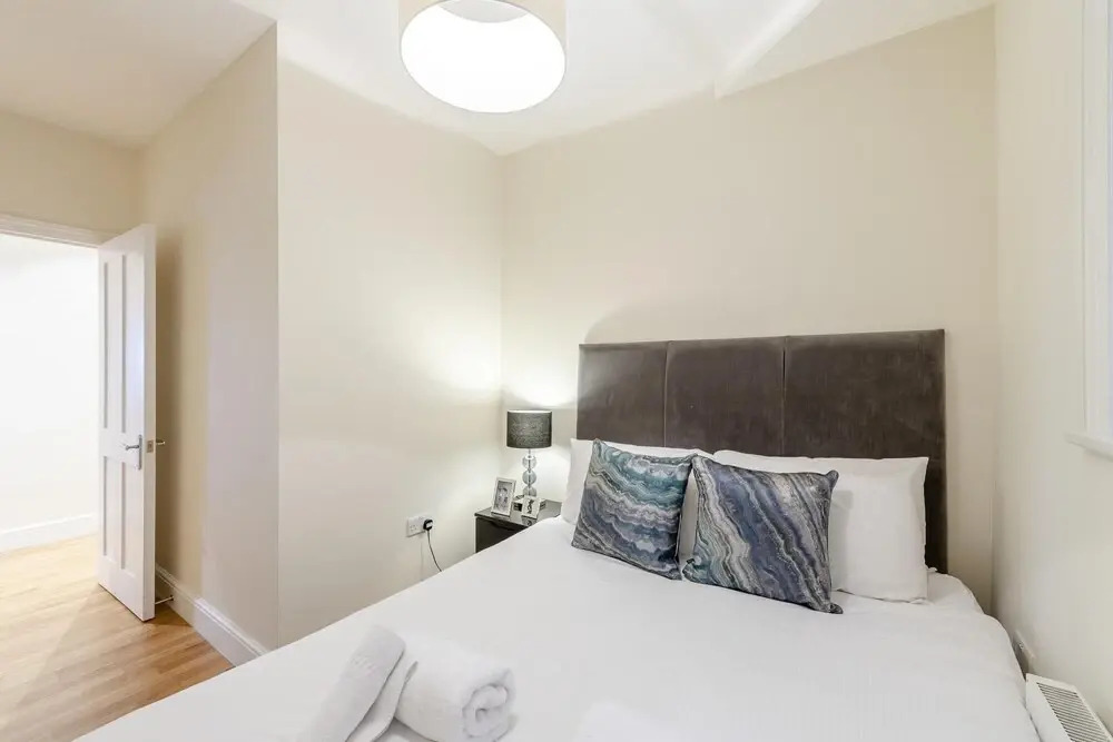 Modern Three Bedroom Apartment in Hammersmith