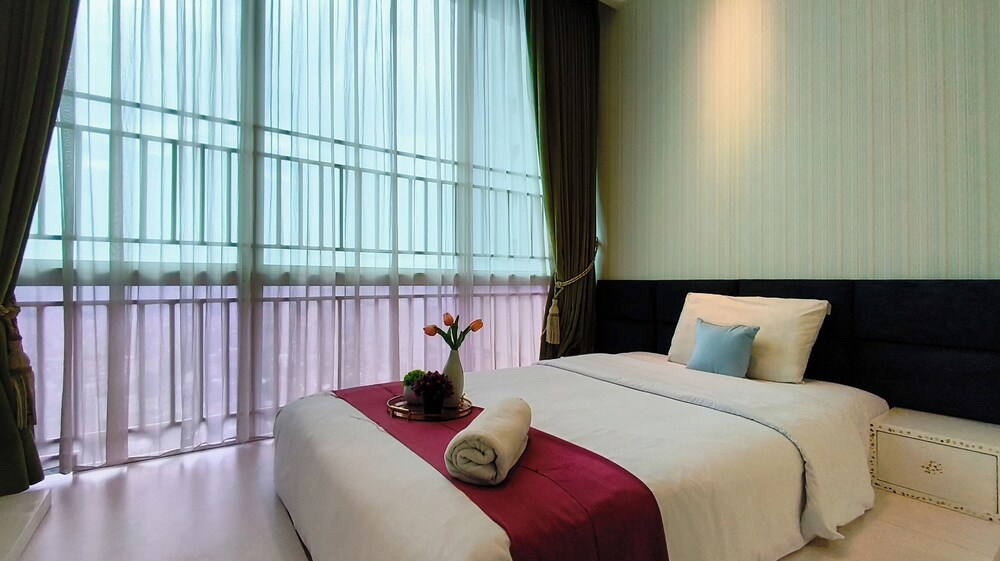 Spacious And Lavish 4Br At The Via And The Vue Ciputra World Apartment