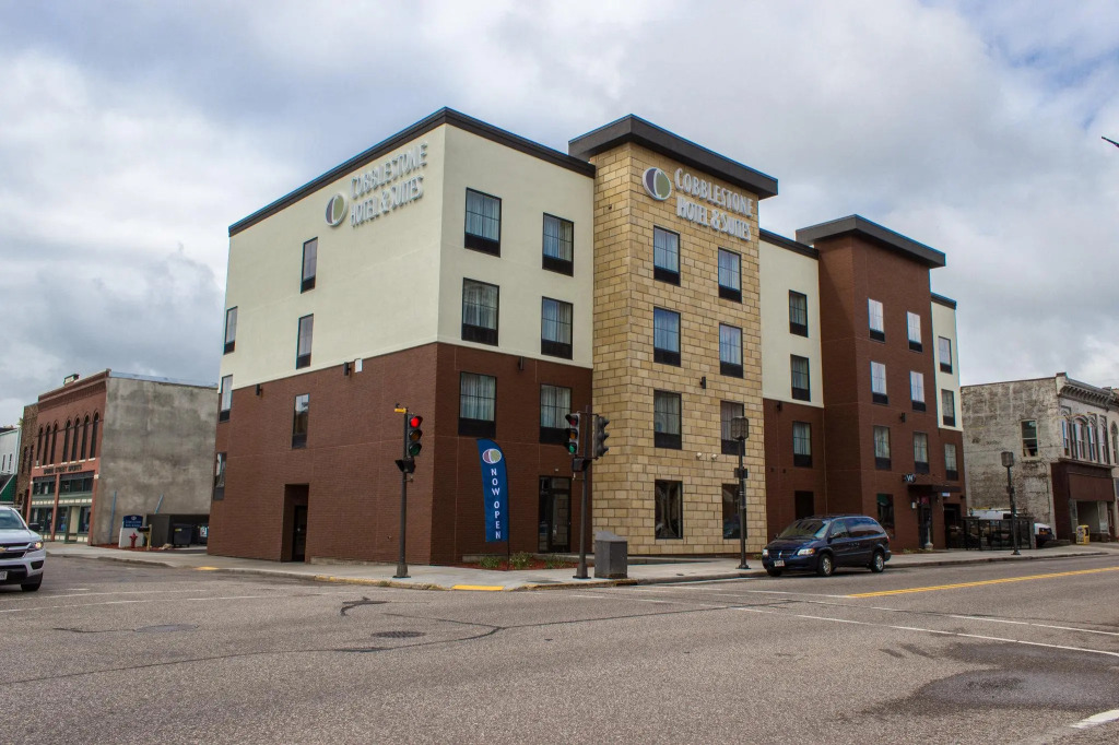 Cobblestone Hotel & Suites - Newton