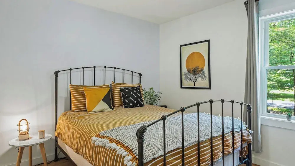 Lake Daze by Avantstay Lakefront w/ Modern Interior, Enclosed Porch & Hot Tub