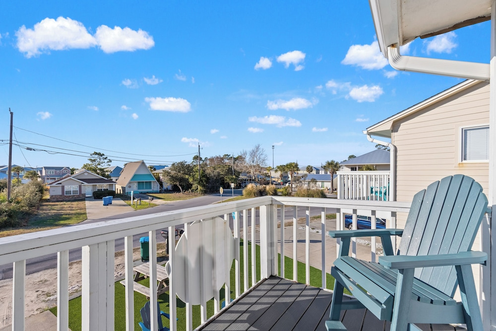 Stay at The Salty Palm! 2BR 1.5ba Sleeps 7