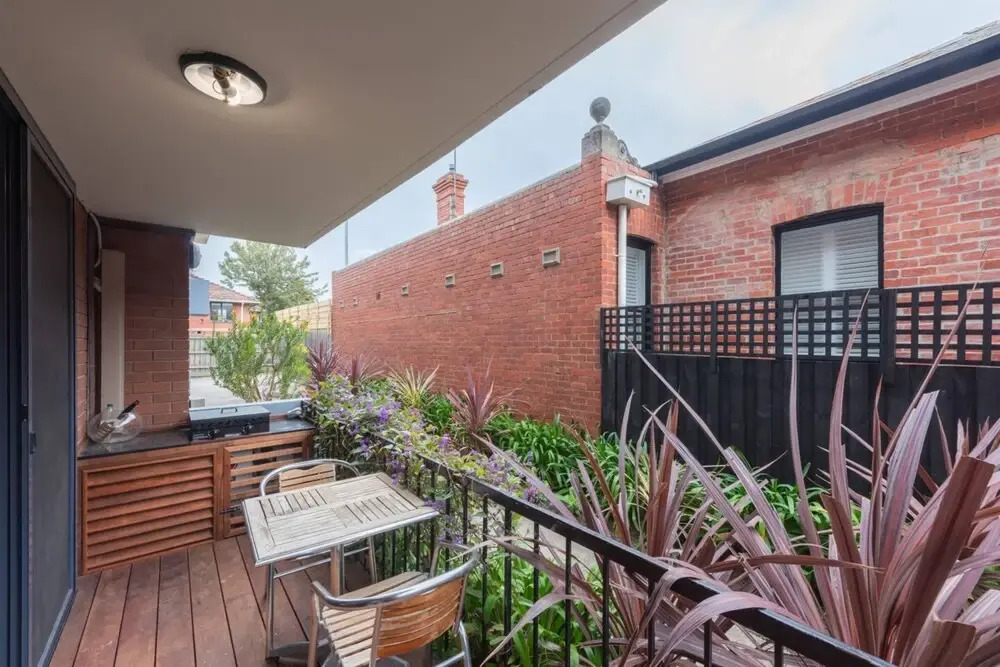 Light 2 Bedroom Apartment in Elwood With Balcony