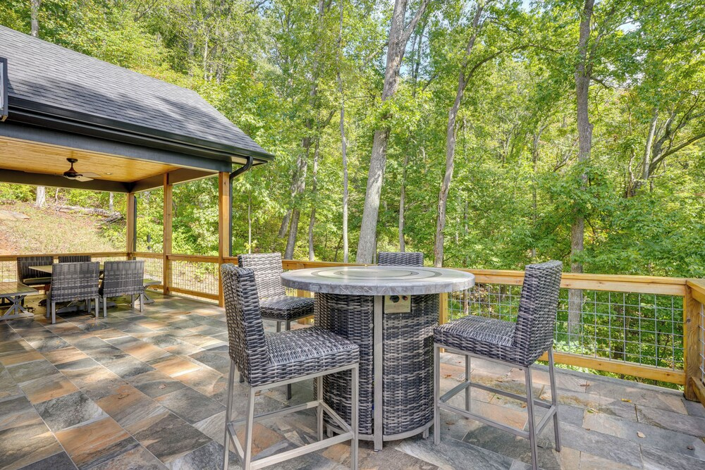 Modern Nellysford Getaway w/ View: Deck & Fire Pit