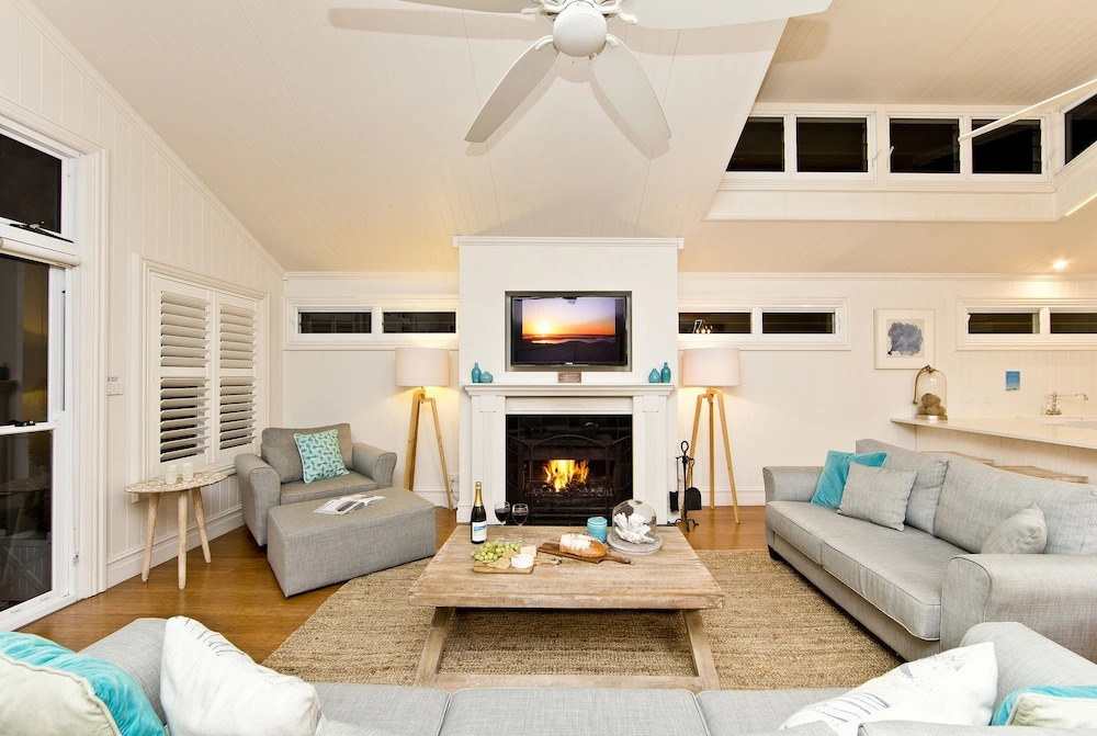 The Hamptons Beach House near Dutchies walk to Nelson Bay