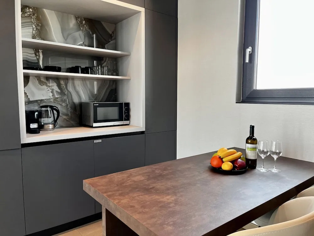 128 LIM - 2001 Stay Only Tower Suite