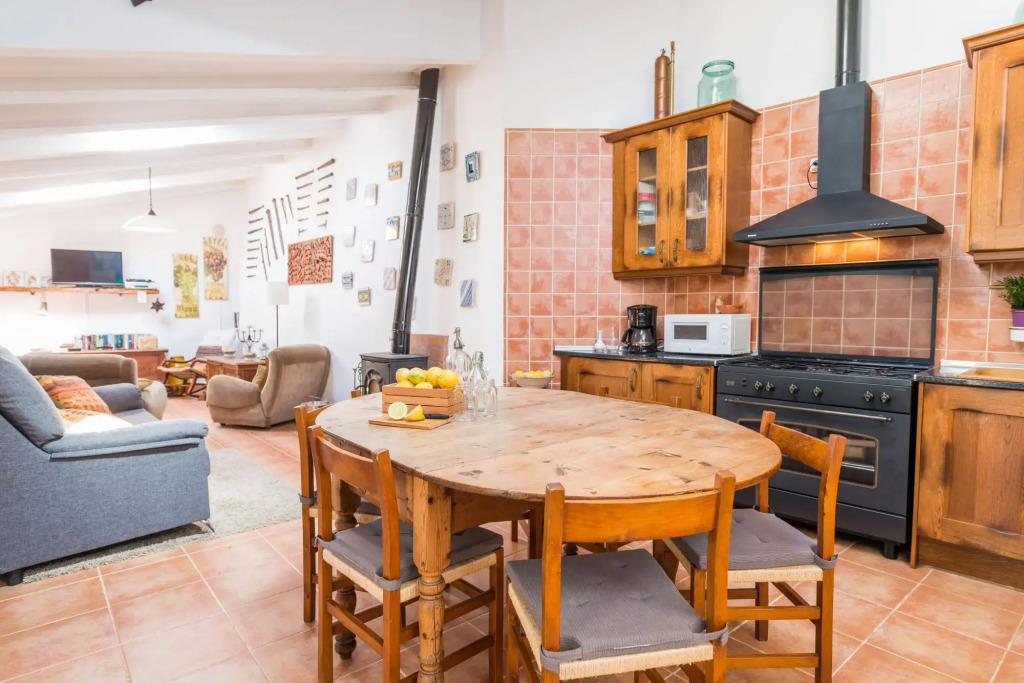 CAN MATEU - Chalet with terrace amidst the Tramuntana mountain range, a few km from Biniaraix  and Fornalutx. Free WiFi