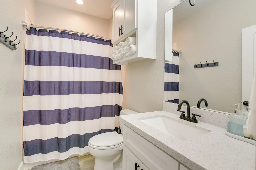 Galveston Home w/ Pool Access, Walk to Beaches!
