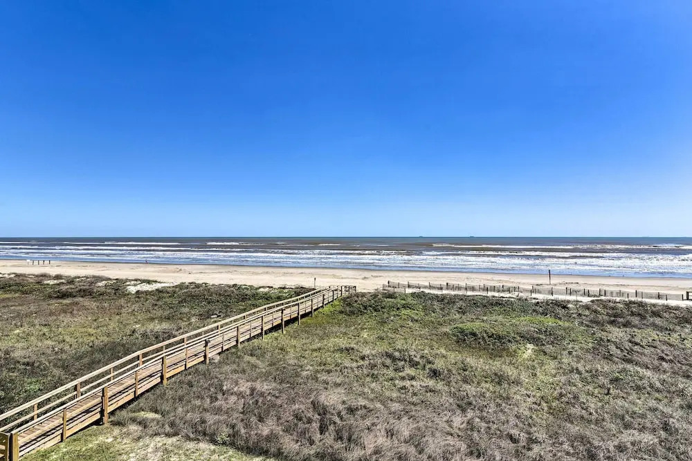 Gulf-View Home w/ Dog Run in Surfside Beach