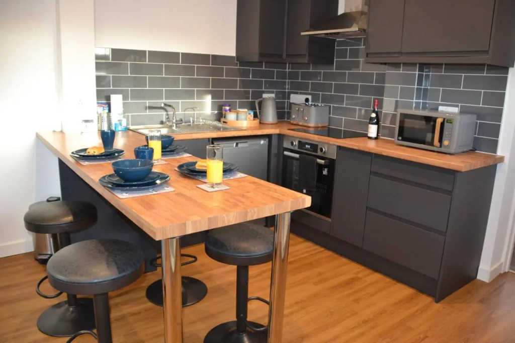 Wisteria Tree - 2 Bed House - Stayseekers