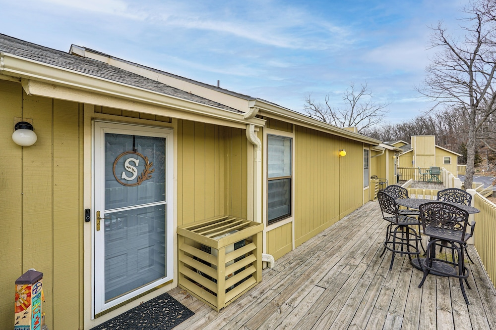 180 Main Channel View! Poolside Apt in Osage Beach